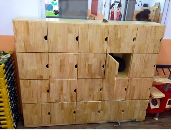 Tủ balo bằng gỗ dành cho trẻ em mầm non