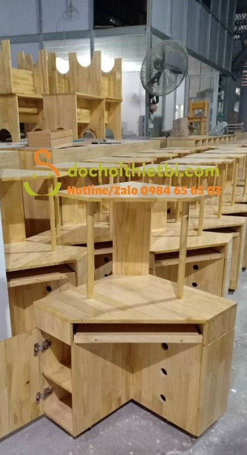 Bộ bàn ghế gỗ mầm non hình thang độc lạ