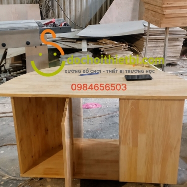 Bàn gỗ bán nguyệt