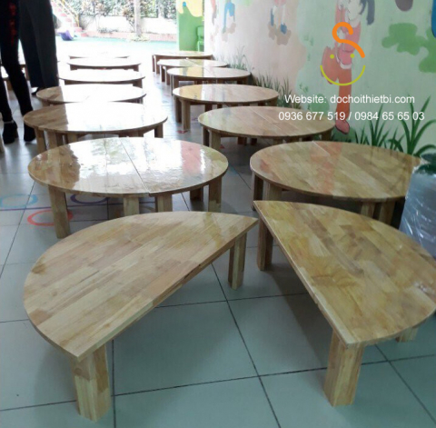 Bàn gỗ bán nguyệt mầm non chân gỗ. Ảnh 01