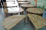 Bàn gỗ bán nguyệt mầm non chân gỗ. Ảnh 01